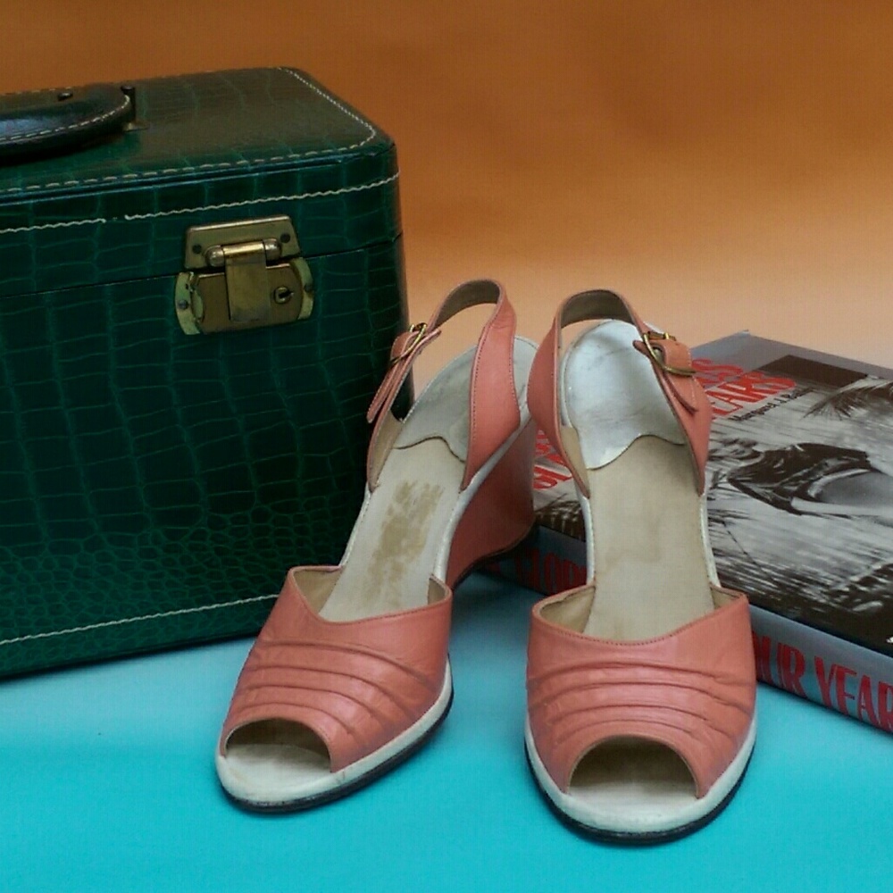 Peach leather vintage wedge sandals